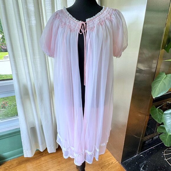 Vintage 60s peignoir, light pink, round neckline, smocking details, puff sleeves - Picture 1 of 10